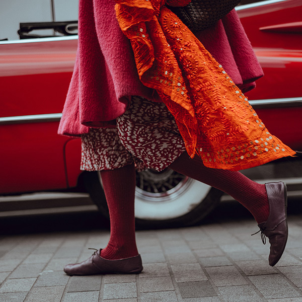 Frau mit roter Strumpfhose und Mantel