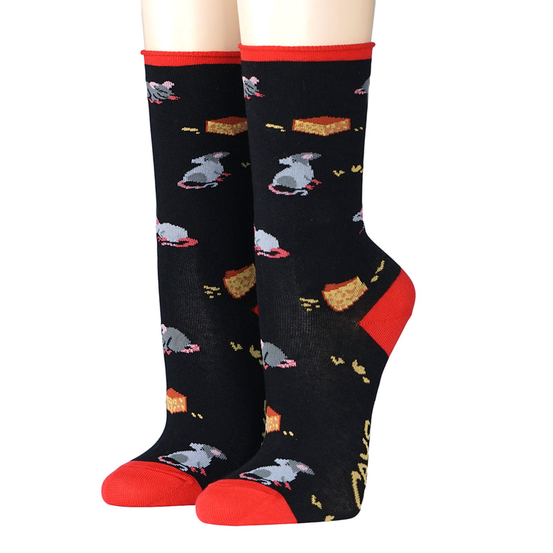 schwarze Socken mit Mäusen und Käse